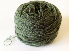 Fir de tricotat crosetat acril , verde brad moale si catifelat foto