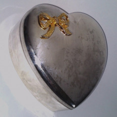 Cutie pentru pastrare bijuterii din metal argintat in forma de inimioara