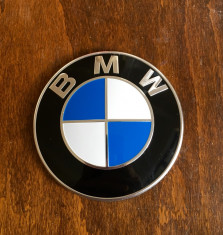 Vand Emblema Capota Originala BMW Model Nou F01,02,03. F10,11,12,13,15, x5 Pt. Toate Modelele noi dupa 2009 in prezent Originala Made in Germany foto