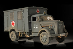 Macheta Ambulance 4x4 German France 1940 FORCES OF VALOR 1:32 foto