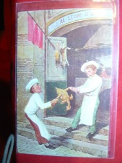 Ilustrata Comica- 2 bucatari se bat pe o gaina jumulita.cu reclama bomboane