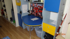 birou copii incastrat in dulapuri albastru cu galben foto
