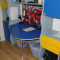 birou copii incastrat in dulapuri albastru cu galben