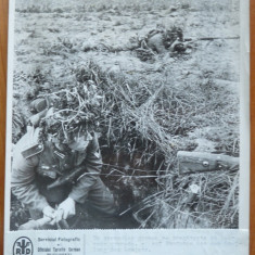 Grenadier german lansand grenada , Frontul de est , foto originala din razboi