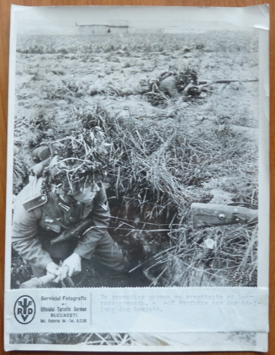 Grenadier german lansand grenada , Frontul de est , foto originala din razboi