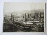 FOTO CAMP SONDE PETROLIERE ANII 20, Alb-Negru, Romania 1900 - 1950, Cladiri