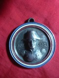 Medalie cu toarta- Napoleon si Parisul , metal alb ,d= 4,9 cm, Franta