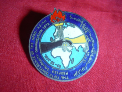 Insigna- A 15a Conferinta Afro-Asiatica 1972 ,d= 3,2 cm , metal si email foto