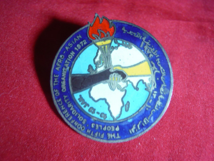 Insigna- A 15a Conferinta Afro-Asiatica 1972 ,d= 3,2 cm , metal si email