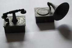 telefon vintage si gramofon miniatura foto