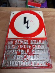 Pericol de electrocutare - semn comunist folosit pe stalpii de inalta tensiune foto