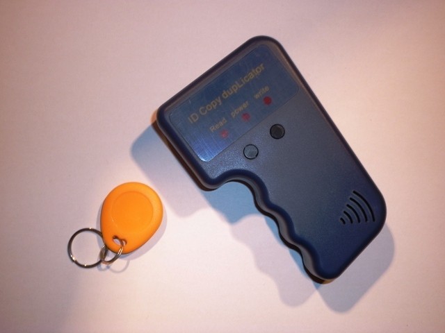 Aparat Copiat Tag-uri Cartele Interfon Rotunde RFID foto mare Aparat Copiat Tag-uri Cartele Interfon Rotunde RFID foto mare