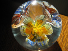 PRESPAPIER GLOB DIN CRISTAL / STICLA DE MURANO DECORAT CU FLORI foto