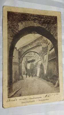 SIBIU - VECHE STRADA MEDIEVALA - INCEPUTUL ANILOR 1900 foto