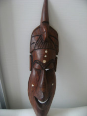 Masca africana din lemn masiv-abanos,cu insertii,de colectie/decor. foto