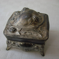 Caseta in miniatura din metal argintat decor Art Nouveau