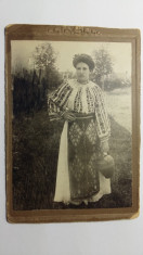 FOTOGRAFIE VECHE - FATA CU ULCIORUL - SPLENDID COSTUM POPULAR - INCEPUT DE 1900 foto