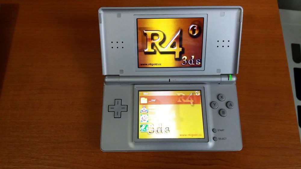 Nintendo DS LIte+card R4Gold cu jocuri+stylus+incarcator/alimentator