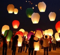 Lampioane zburatoare sky lanterns diferite culori foto