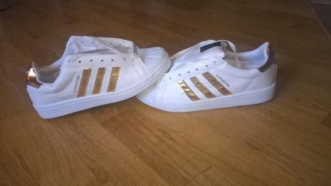 Adidasi / Adidas SuperStar cu dungi Aurii - Model 2016 foto mare Adidasi / Adidas SuperStar cu dungi Aurii - Model 2016 foto mare