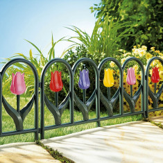 Gard decorativ de gradina cu flori foto