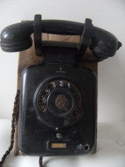 Telefon de perete,foarte vechi,pe suport de lemn,de colectie/decor. foto