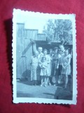 Fotografie -Familie in fata unei magazii din Tecuci, 8,6 x 6 cm