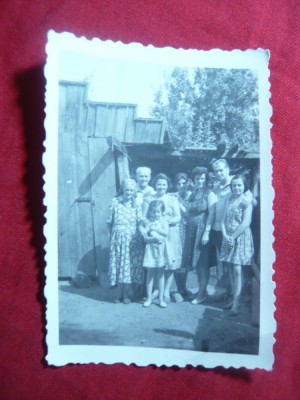 Fotografie -Familie in fata unei magazii din Tecuci, 8,6 x 6 cm foto