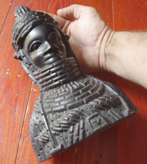 Arta Africana - Statuie bust soldat in armura tribala / Sculptura in lemn Abanos foto