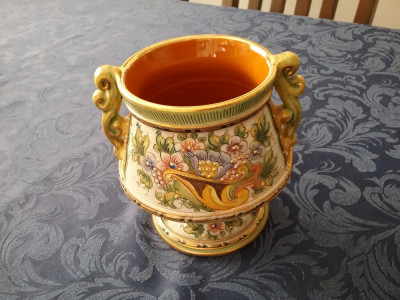 vas din ceramica decorat manual, origine Italia foto