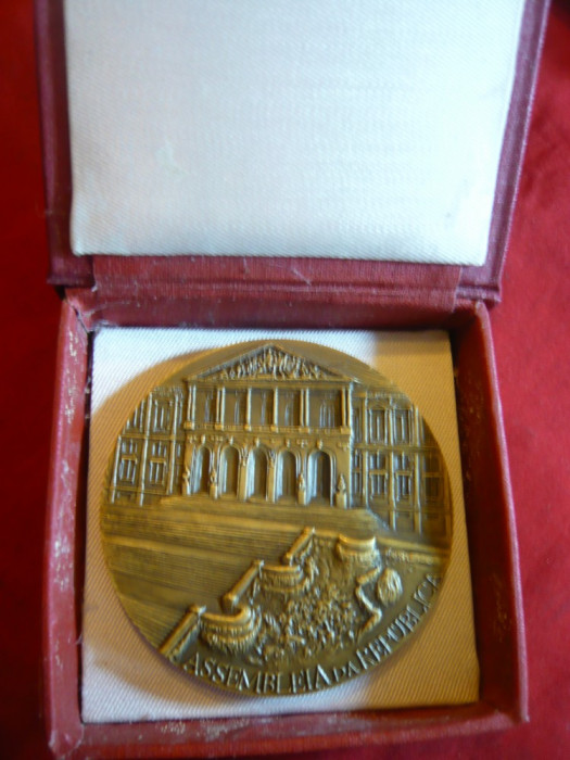 Placheta Parlament Portugalia , d= 6,5 cm , bronz ,in cutie