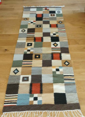 carpeta, traversa tesuta manual, lana 100%, unicat, model cu simboluri stilizate foto