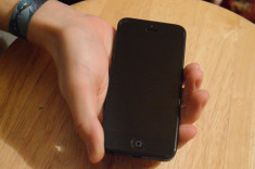 iPhone 5 32GB + 3 carcase la alegere foto