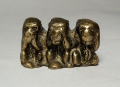 Statueta mica bronz Maimutele intelepte legea Omerta codul tacerii din mafie foto