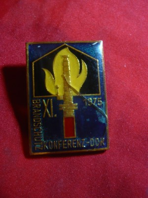 Insigna - A 11a Conferinta impotriva incendiilor - Pompieri 1975 , 2,4x3,5 cm foto