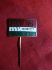 Insigna Targul International de la Budapesta 1974 , metal si email ,L= 3cm