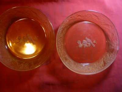 2 Castronele din sticla decorate in relief cu pasarele , d= 19,5 cm foto