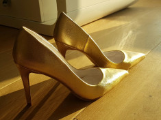 Pantofi stiletto noi piele aurie, superbi, brand Smiling Shoes, 38.5, toc 9 cm foto