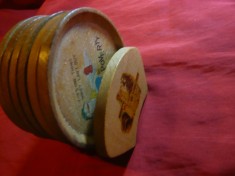 Set 6 farfuriute pt.alune, din lemn pictat cu Caricaturi , +Suport, D=8,3cm