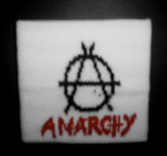 Manseta ANARCHY negru cu culoare rosie pe alb foto