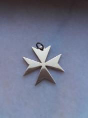 Crucea de Malta simbol masonic iluminati medalion suflata cu aur foto