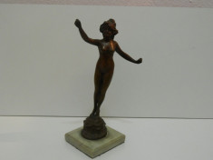 STATUETA BRONZ NUD FEMEIE PE SOCLU DE MARMURA ALB foto