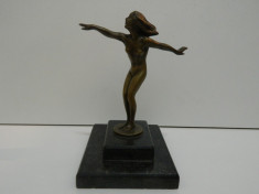 STATUE BRONZ NUD FEMEIE PE SOCLU DE MARMURA GRI foto