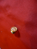Insigna cu buton si initiale GP , metal aurit , d= 1 cm