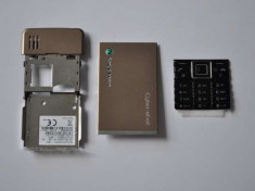 Carcasa Originala Sony Ericsson C902 2 Piese si Corp Mijloc Swap - Maro foto