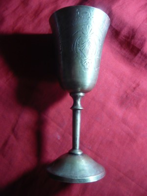 Cupa metal argintat ,frumos gravat ,marcaj EPNS , h= 15,6 cm foto