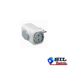 Adaptor priza 2 iesiri cu buton extragere usoara 050665 Legrand foto