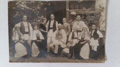 FAMILIE NUMEROASA SI INSTARITA - PORT POPULAR - ZONA TRANSILVANIA - INCEPUT 1900 foto