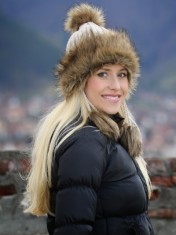 Caciula cu ciucuri de blana foto
