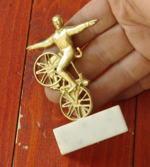 Statueta din metal pe suport de marmura - miniatura - acrobatie pe bicicleta !!! foto